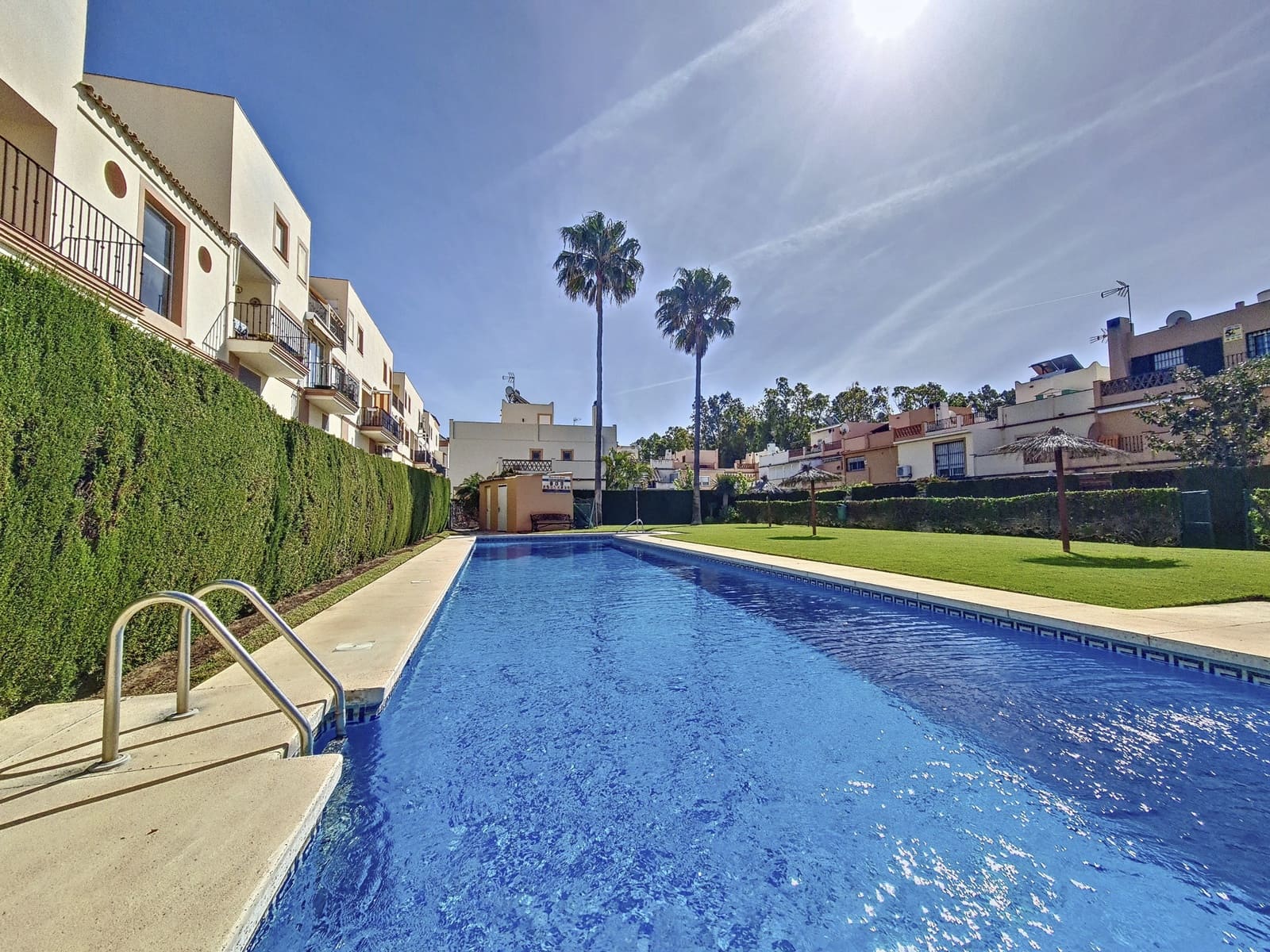 3 sypialnia Dom na sprzedaż w Estepona z basenem garażem - 590 000 € (Ref: 9755594)