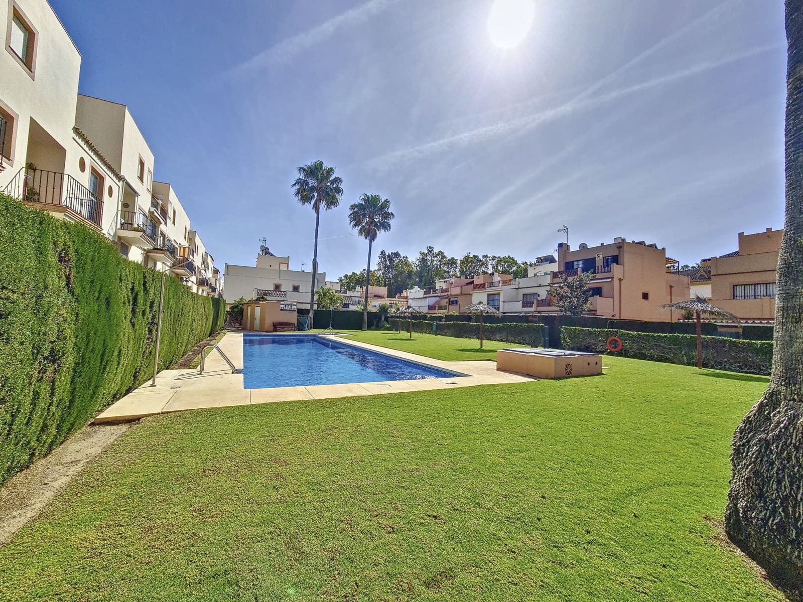 3 sypialnia Dom na sprzedaż w Estepona z basenem garażem - 590 000 € (Ref: 9755594)