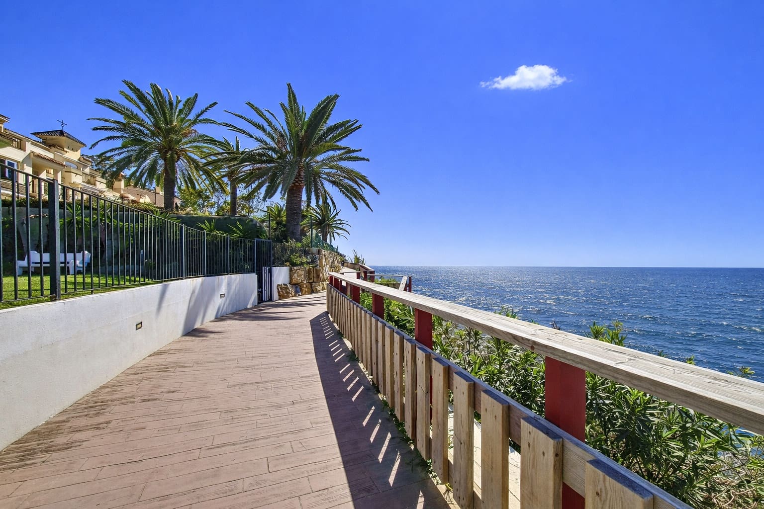 3 bedroom Townhouse for sale in Estepona with pool garage - € 590,000 (Ref: 9755594)