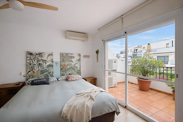 3 soverom Hus til salgs i Estepona med svømmebasseng garasje - € 590 000 (Ref: 9755594)