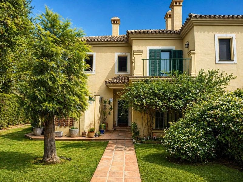 5 slaapkamer Halfvrijstaande villa te koop in Sotogrande - € 699.000 (Ref: 9800611)