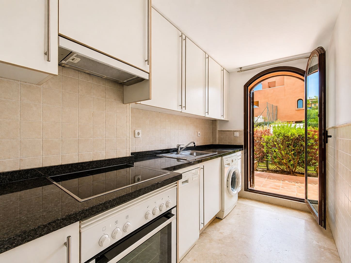 2 Zimmer Apartment zu verkaufen in Estepona mit Pool Garage - 279.000 € (Ref: 9804231)