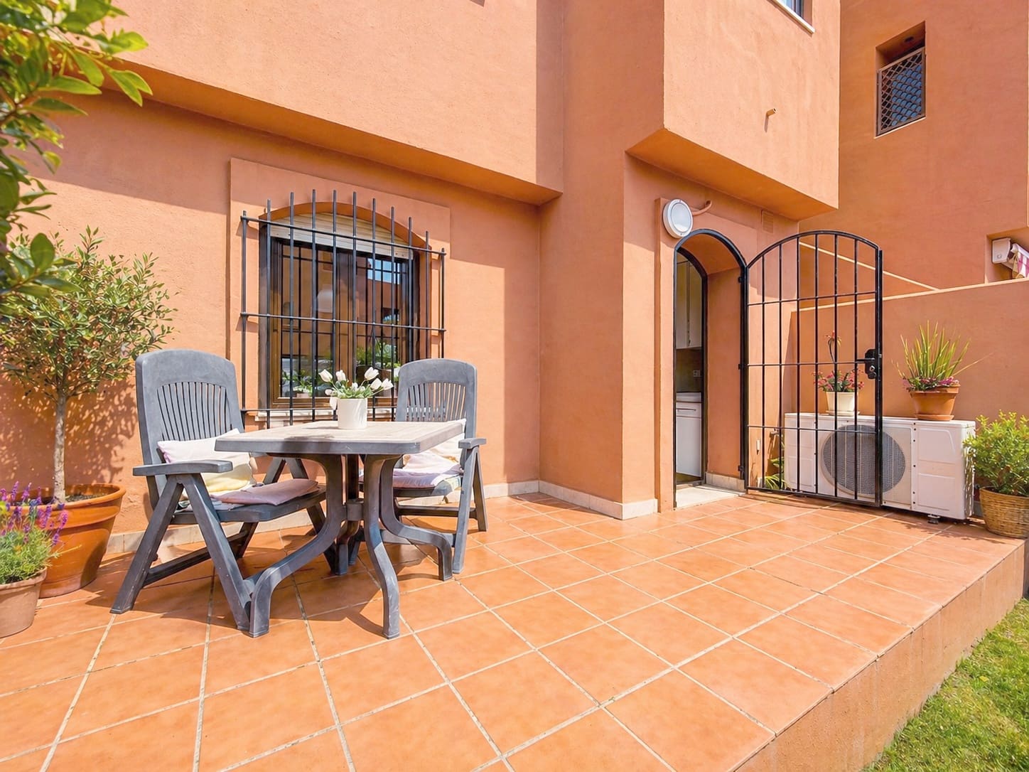 2 Zimmer Apartment zu verkaufen in Estepona mit Pool Garage - 279.000 € (Ref: 9804231)