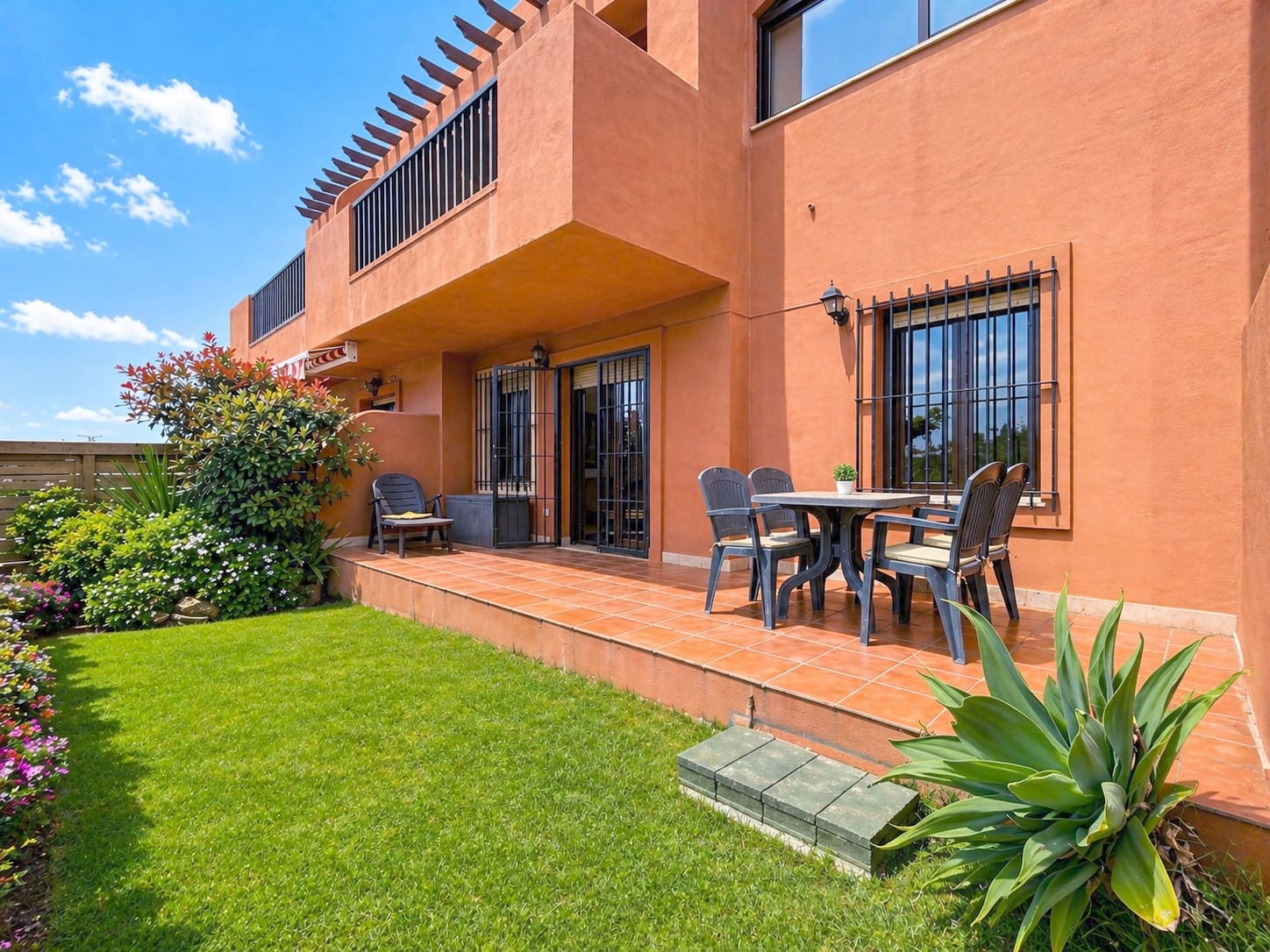 2 Zimmer Apartment zu verkaufen in Estepona mit Pool Garage - 279.000 € (Ref: 9804231)
