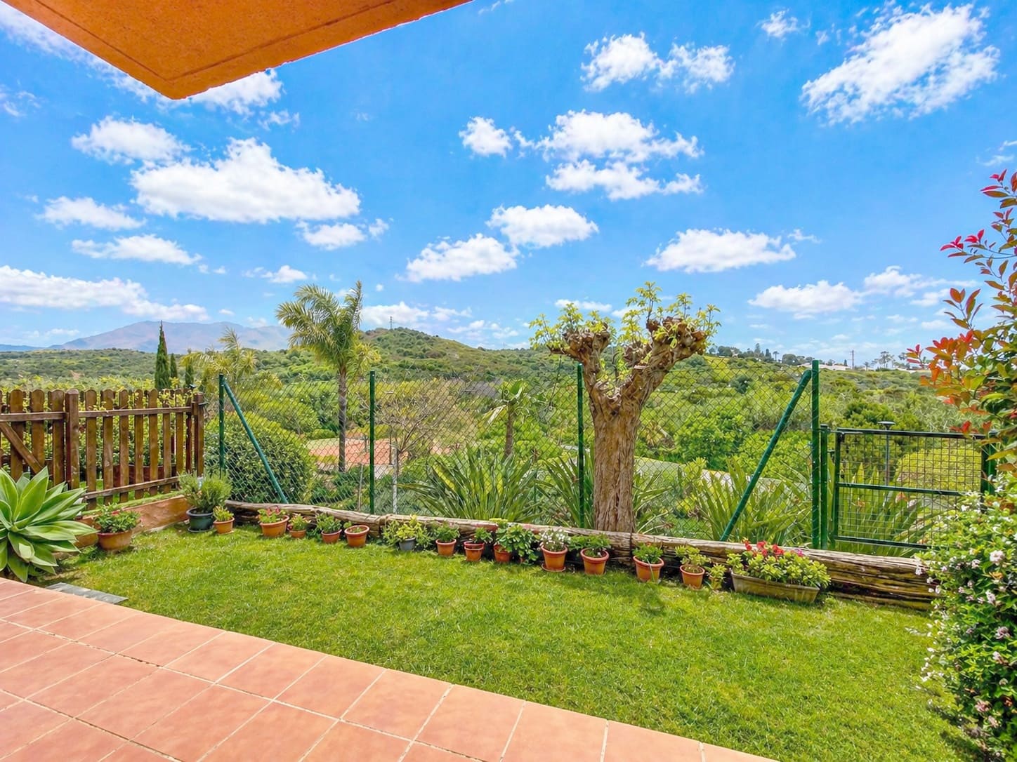 2 Zimmer Apartment zu verkaufen in Estepona mit Pool Garage - 279.000 € (Ref: 9804231)