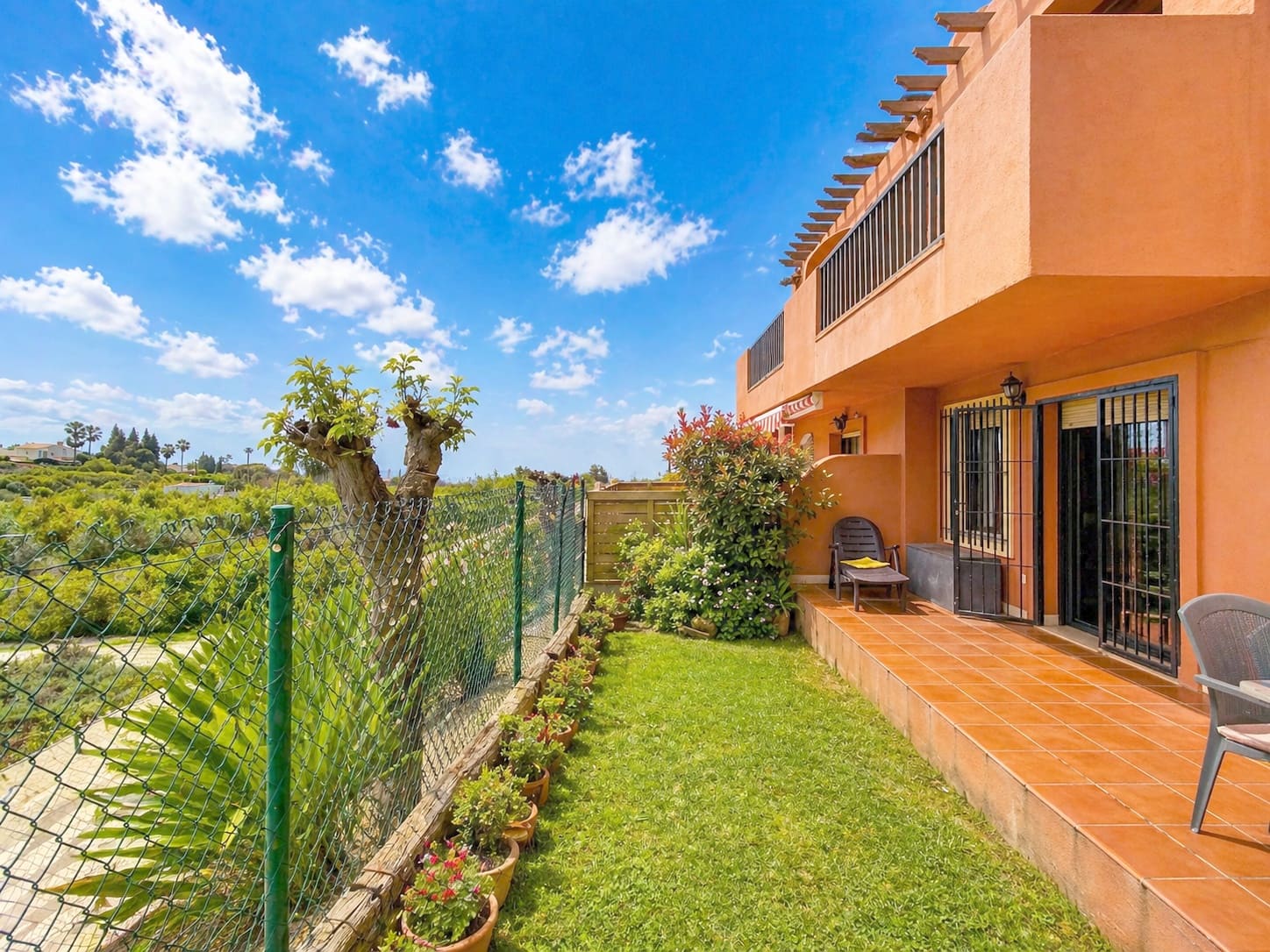 2 Zimmer Apartment zu verkaufen in Estepona mit Pool Garage - 279.000 € (Ref: 9804231)