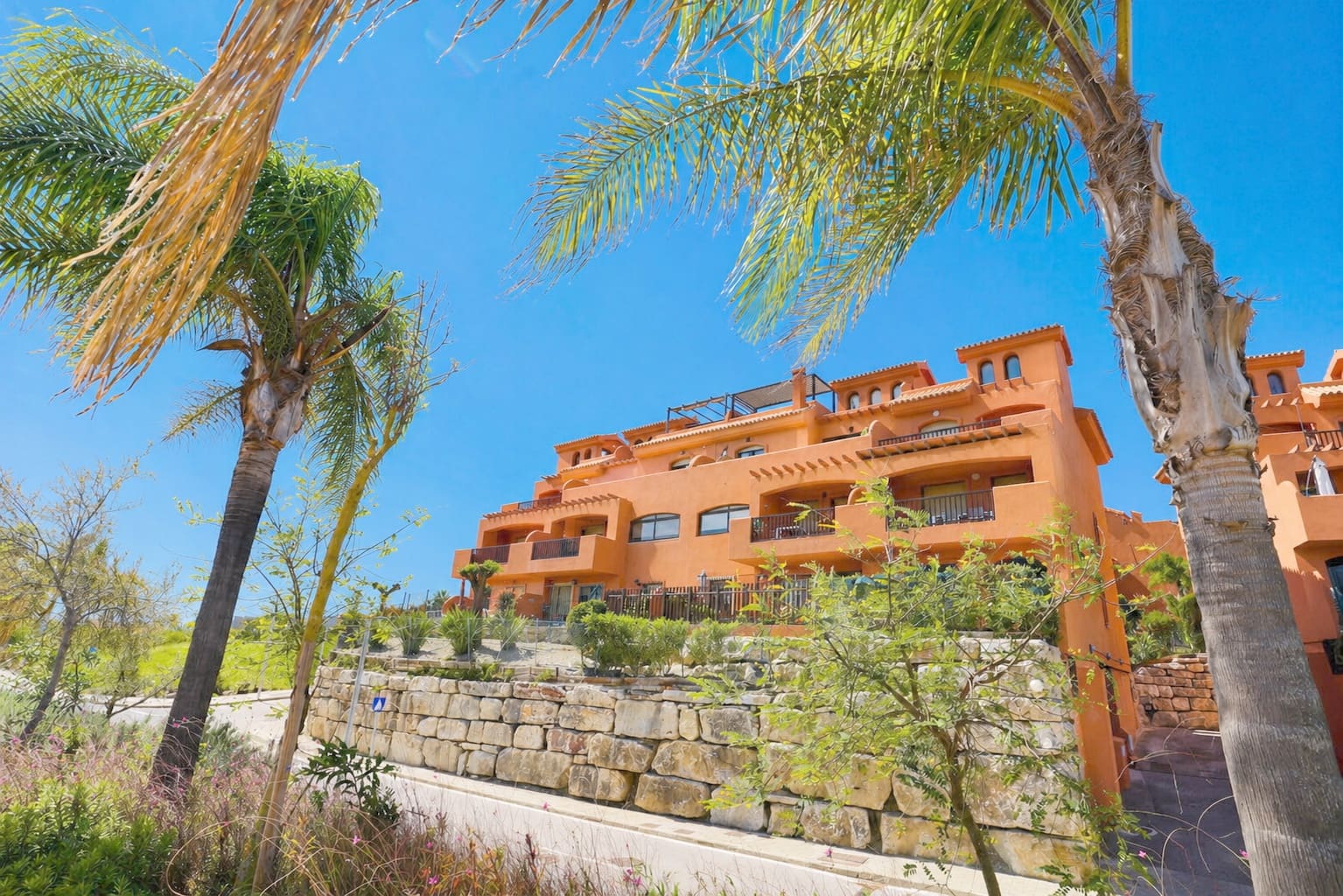 2 Zimmer Apartment zu verkaufen in Estepona mit Pool Garage - 279.000 € (Ref: 9804231)