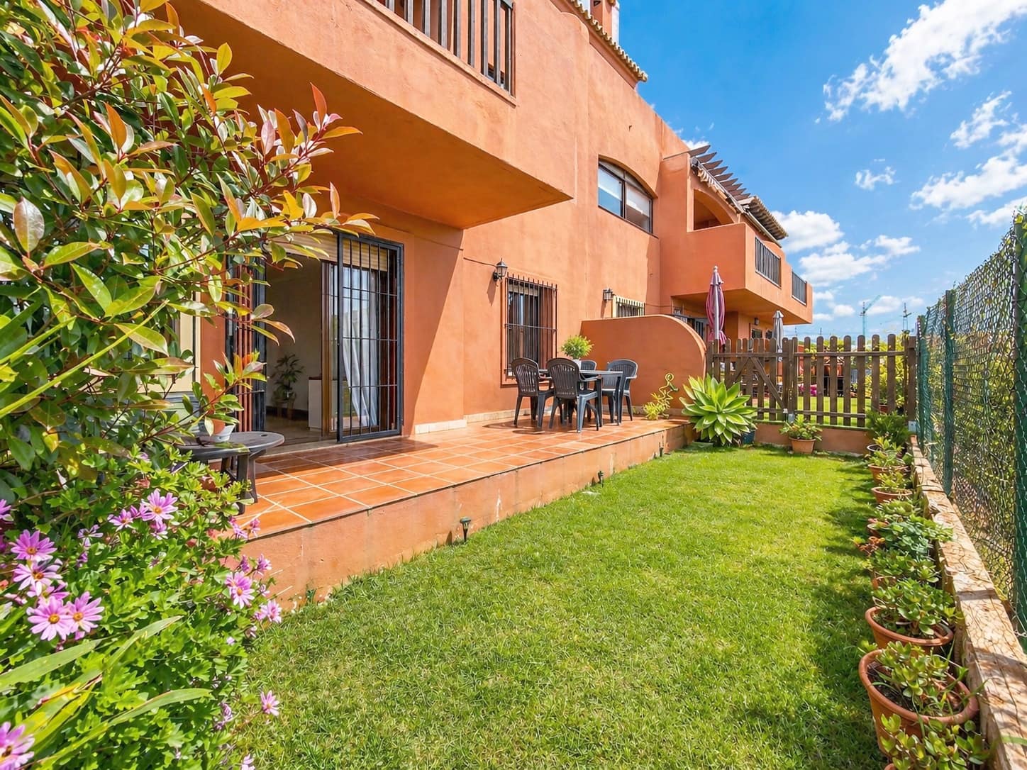 2 Zimmer Apartment zu verkaufen in Estepona mit Pool Garage - 279.000 € (Ref: 9804231)