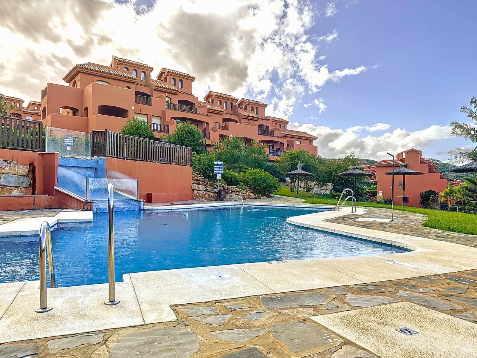 2 Zimmer Apartment zu verkaufen in Estepona mit Pool Garage - 279.000 € (Ref: 9804231)