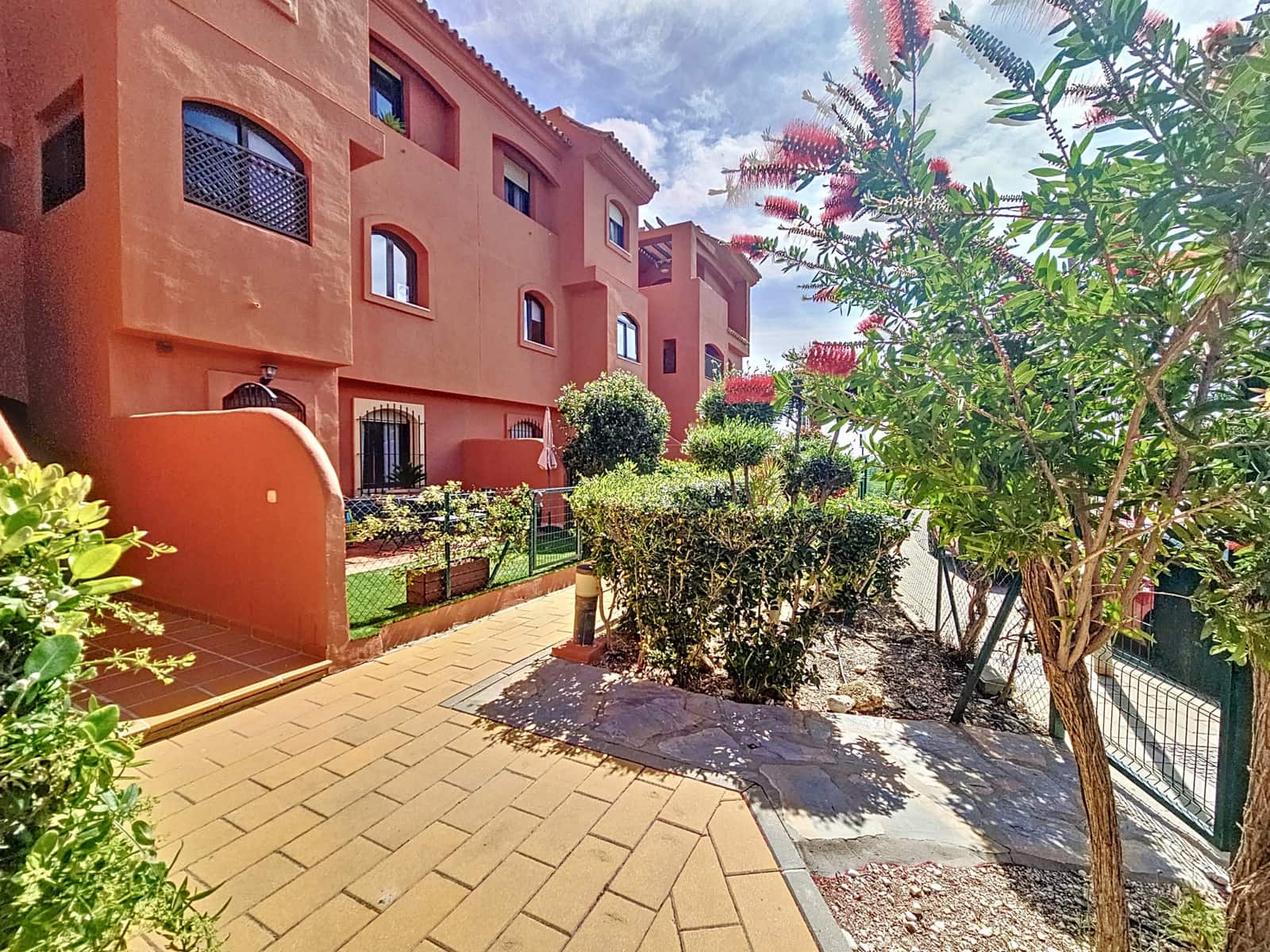 2 Zimmer Apartment zu verkaufen in Estepona mit Pool Garage - 279.000 € (Ref: 9804231)