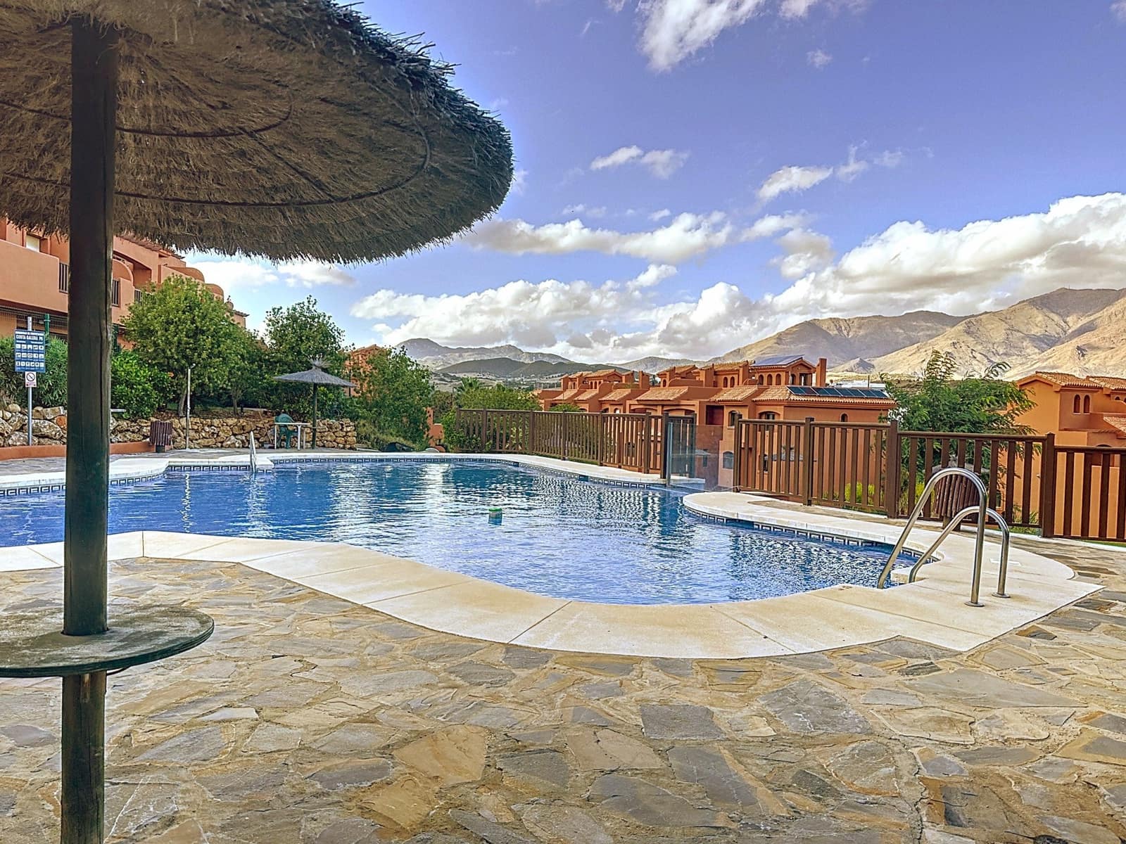 2 Zimmer Apartment zu verkaufen in Estepona mit Pool Garage - 279.000 € (Ref: 9804231)