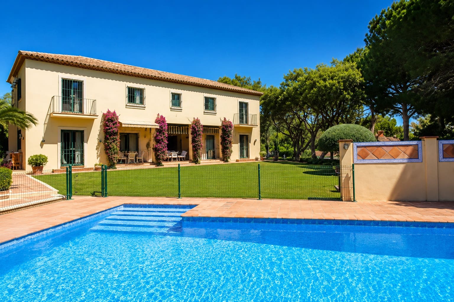 Chalet de 6 habitaciones en Sotogrande en venta con piscina garaje - 1.795.000 € (Ref: 9825009)