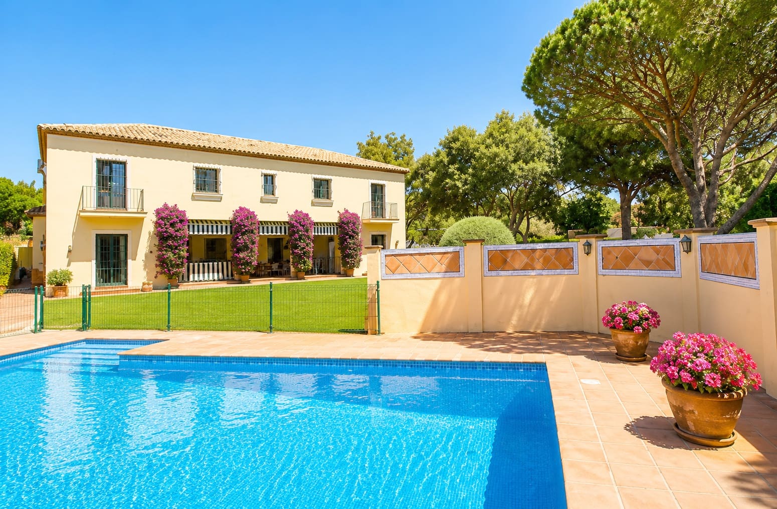 Chalet de 6 habitaciones en Sotogrande en venta con piscina garaje - 1.795.000 € (Ref: 9825009)