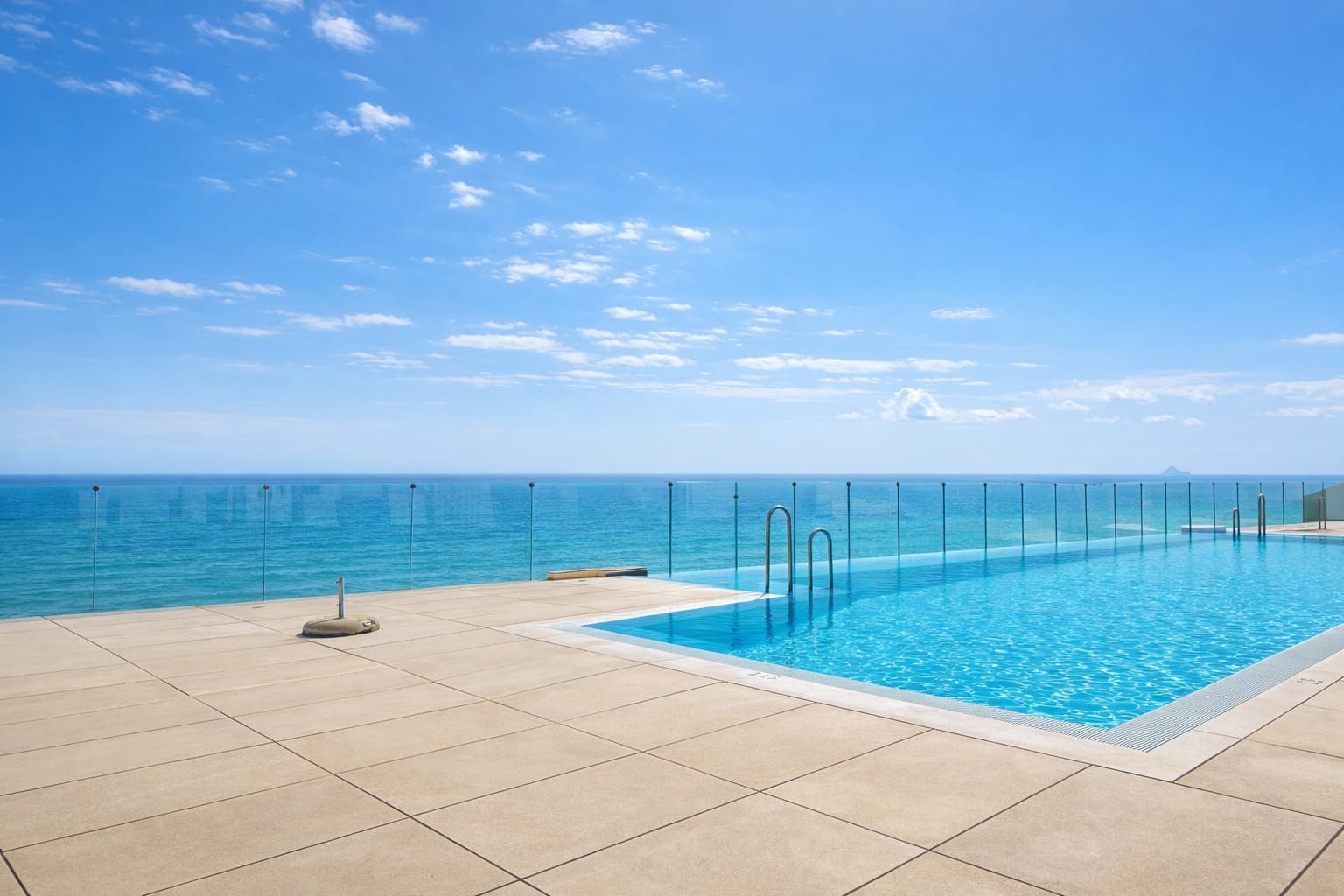 2 slaapkamer Appartement te koop in Estepona met zwembad garage - € 849.000 (Ref: 9859930)
