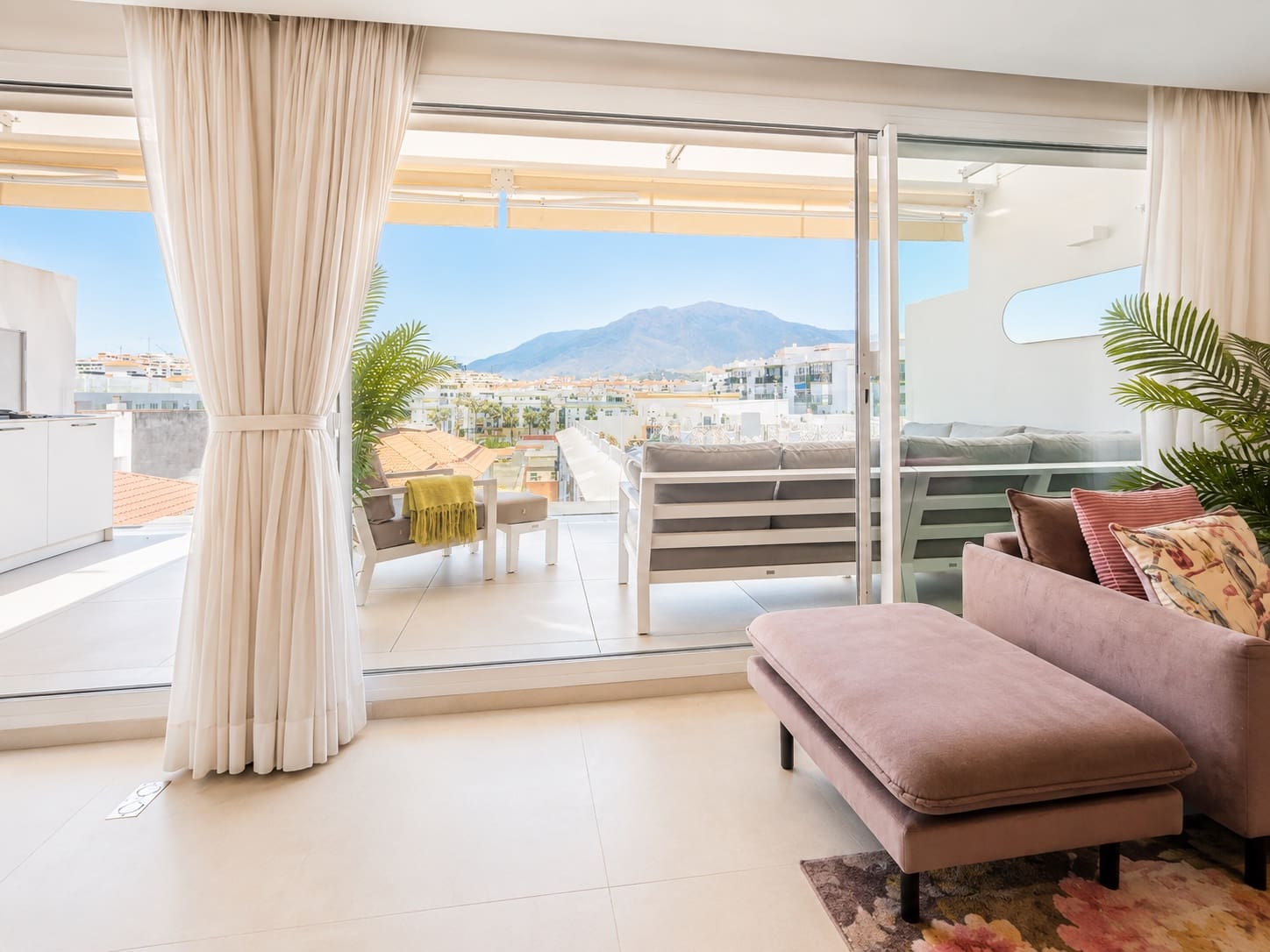 2 slaapkamer Appartement te koop in Estepona met zwembad garage - € 849.000 (Ref: 9859930)