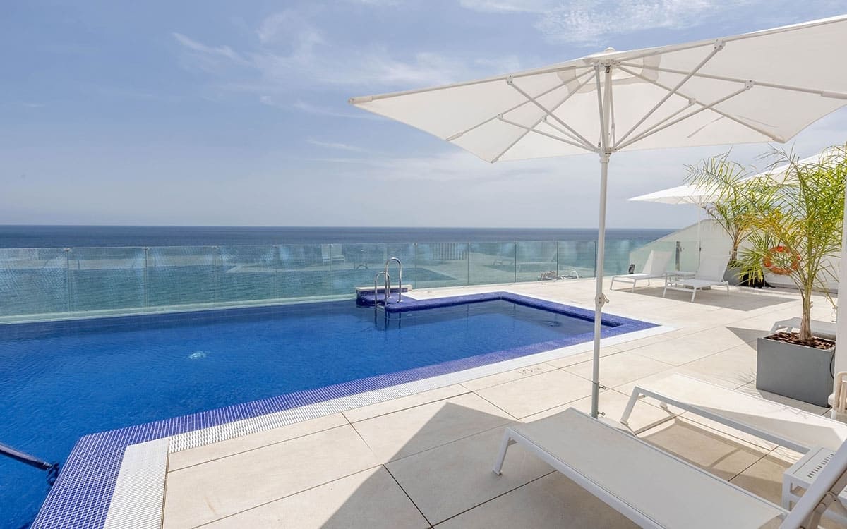 2 slaapkamer Appartement te koop in Estepona met zwembad garage - € 849.000 (Ref: 9859930)
