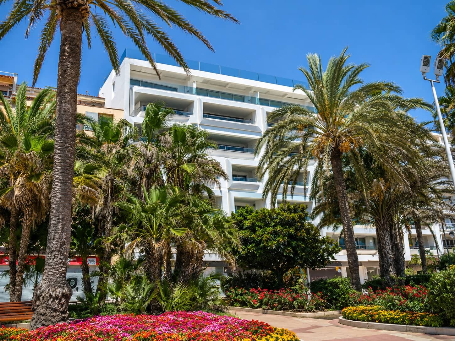 2 slaapkamer Appartement te koop in Estepona met zwembad garage - € 849.000 (Ref: 9859930)