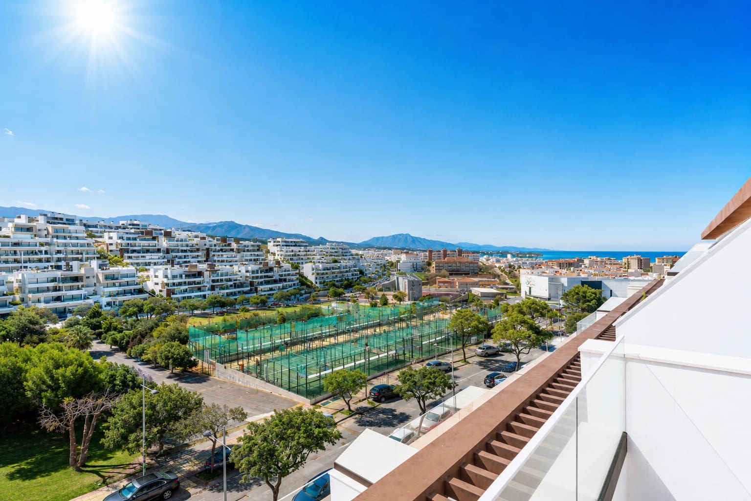 3 sypialnia Penthouse na sprzedaż w Estepona z basenem garażem - 895 000 € (Ref: 9861815)
