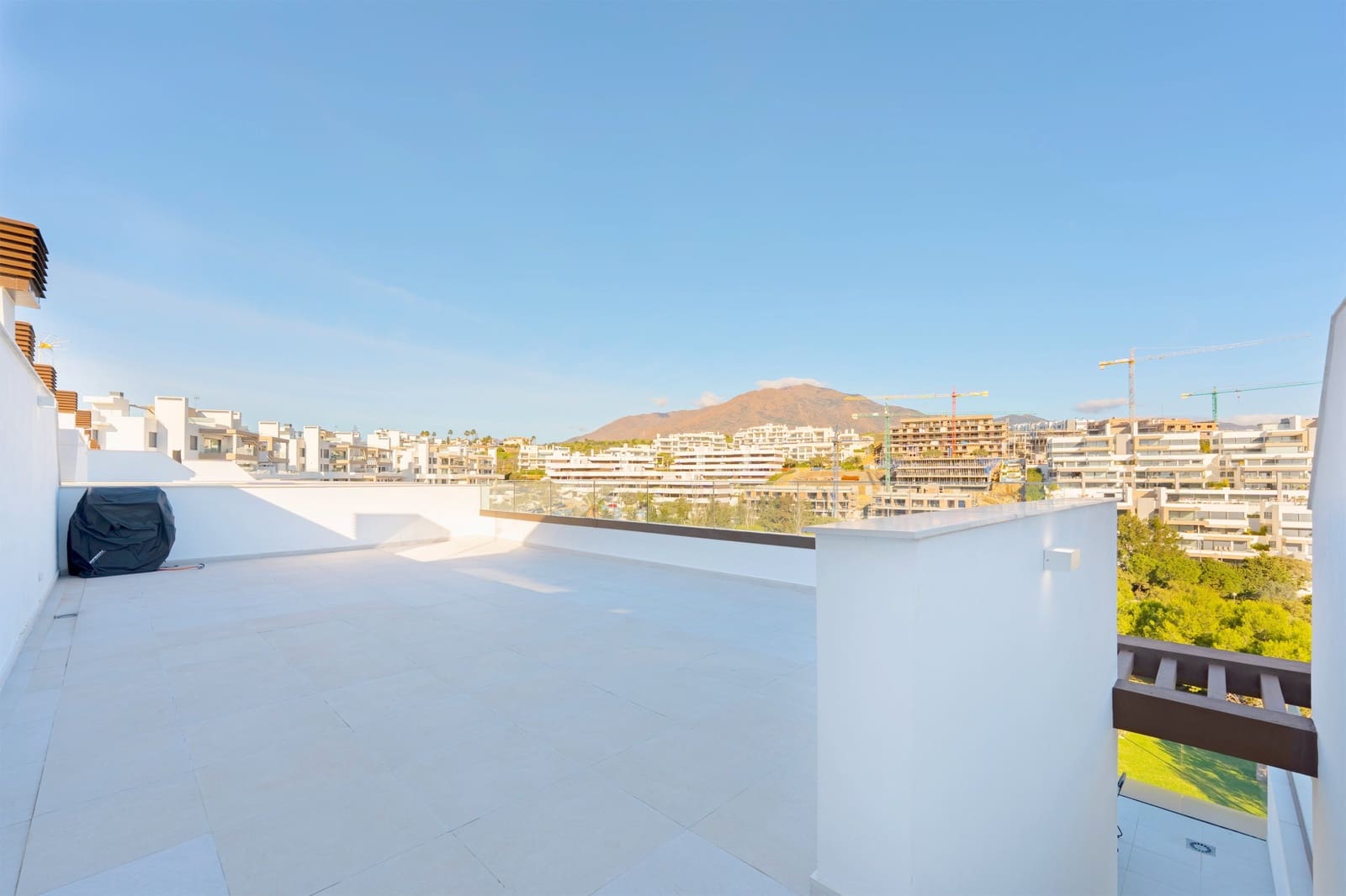 3 sypialnia Penthouse na sprzedaż w Estepona z basenem garażem - 895 000 € (Ref: 9861815)