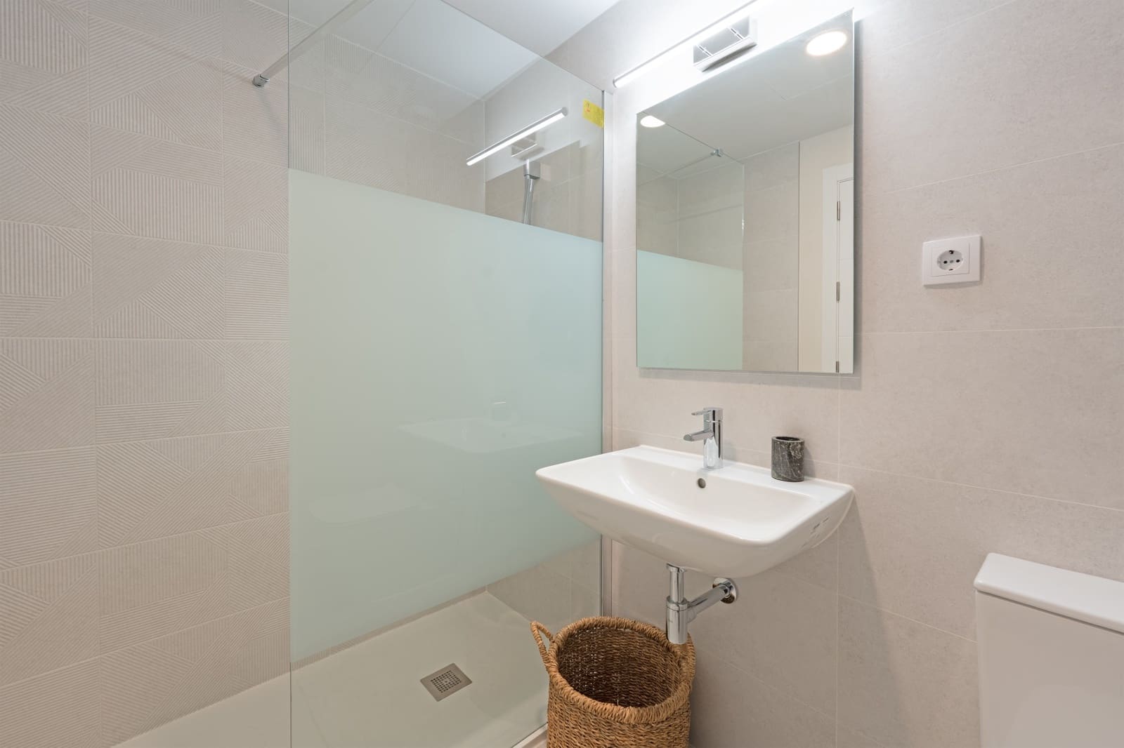 3 sypialnia Penthouse na sprzedaż w Estepona z basenem garażem - 895 000 € (Ref: 9861815)