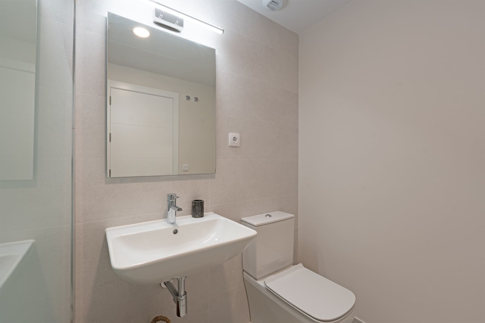 3 sypialnia Penthouse na sprzedaż w Estepona z basenem garażem - 895 000 € (Ref: 9861815)