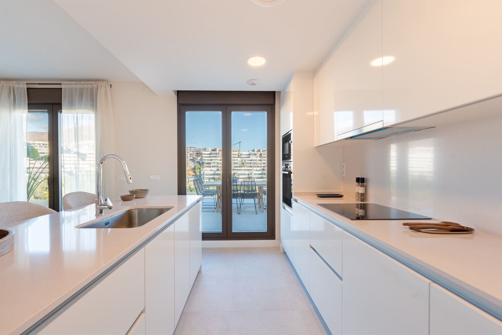 3 sypialnia Penthouse na sprzedaż w Estepona z basenem garażem - 895 000 € (Ref: 9861815)