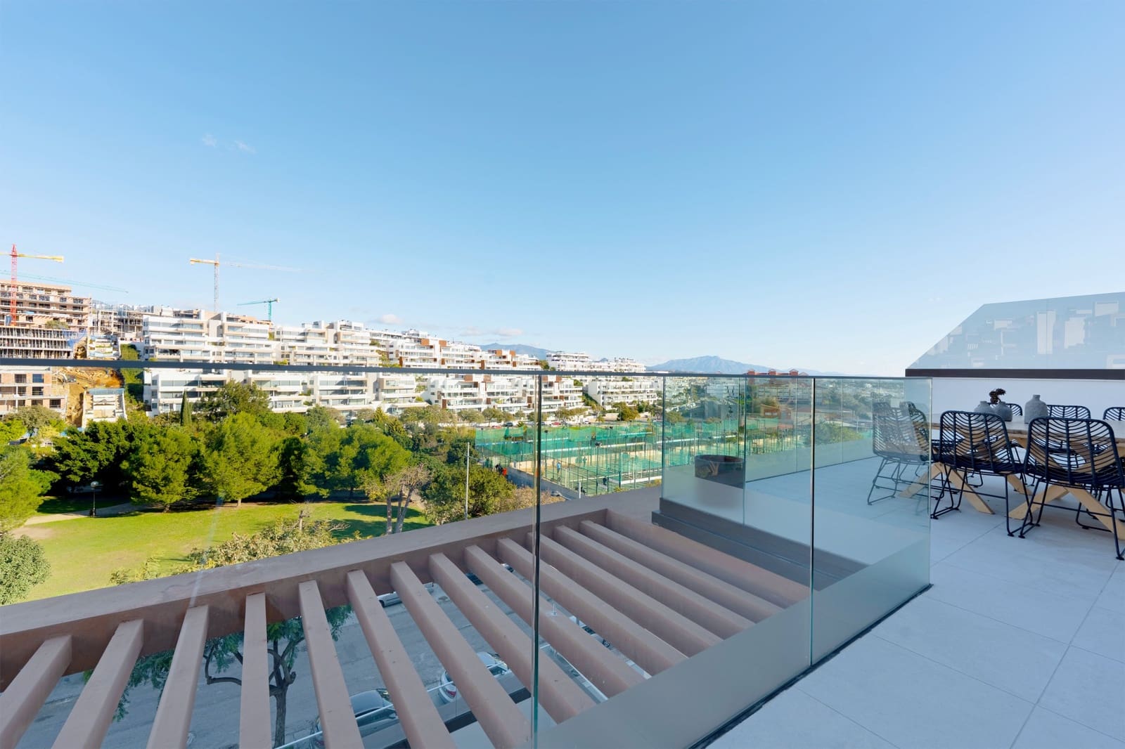3 sypialnia Penthouse na sprzedaż w Estepona z basenem garażem - 895 000 € (Ref: 9861815)