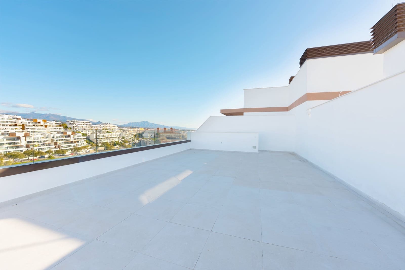 3 sypialnia Penthouse na sprzedaż w Estepona z basenem garażem - 895 000 € (Ref: 9861815)