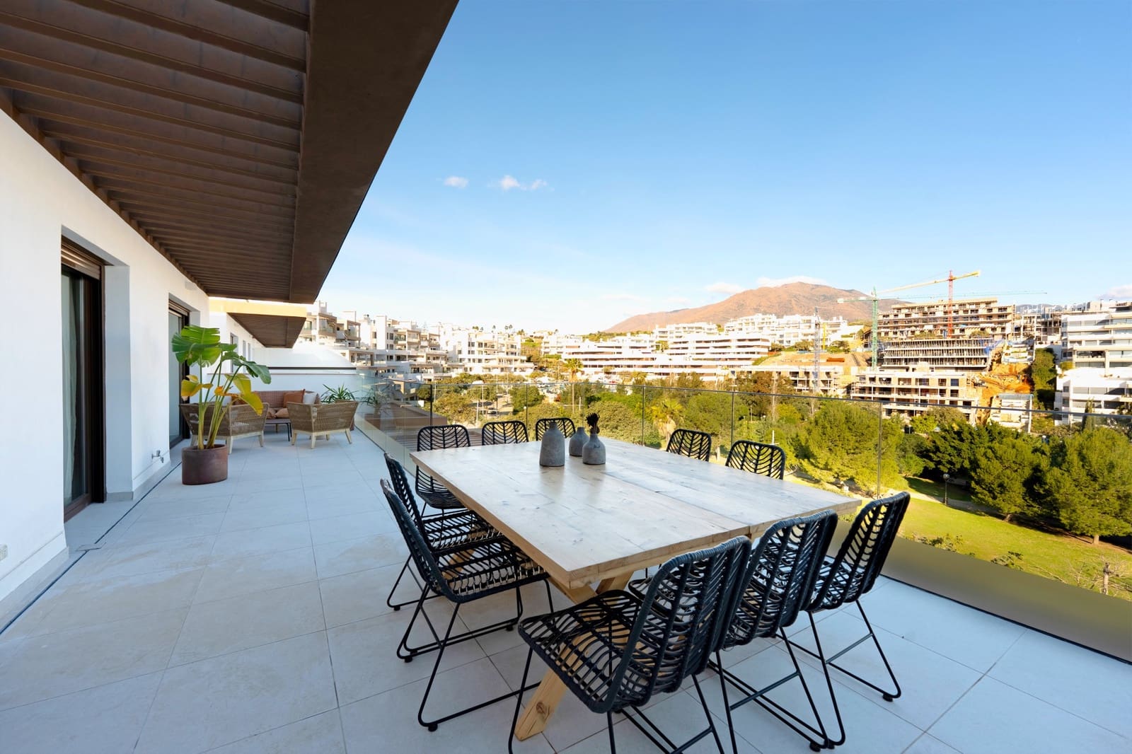 3 sypialnia Penthouse na sprzedaż w Estepona z basenem garażem - 895 000 € (Ref: 9861815)