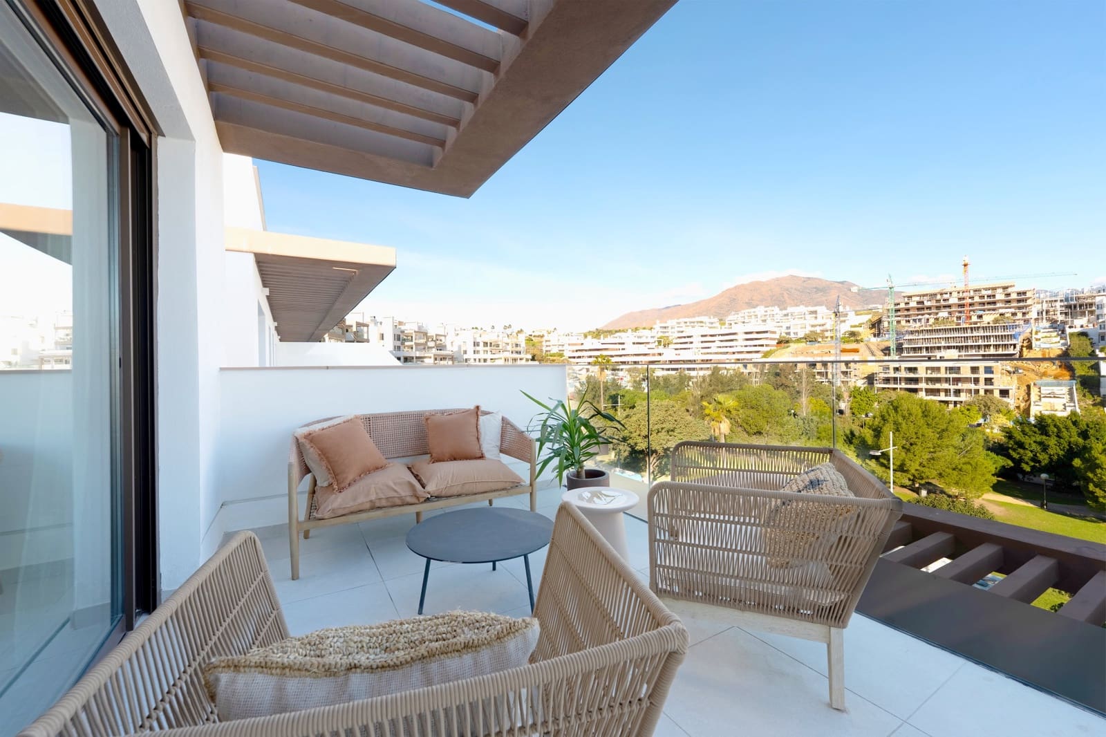 3 sypialnia Penthouse na sprzedaż w Estepona z basenem garażem - 895 000 € (Ref: 9861815)