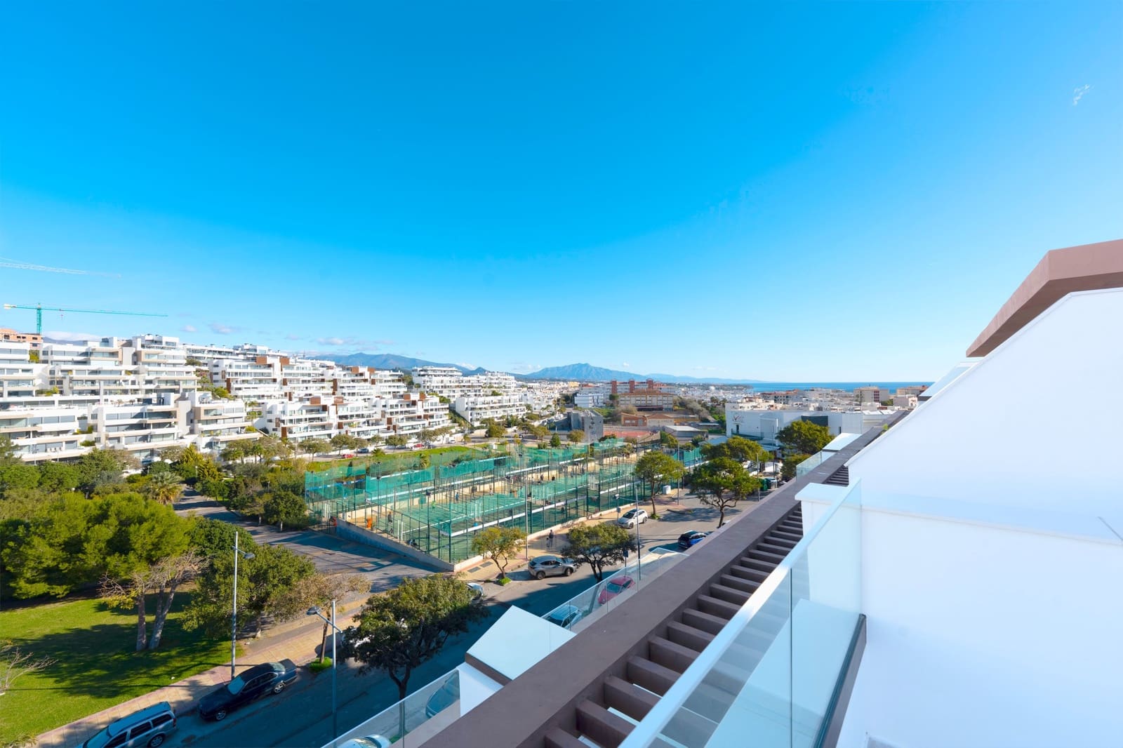 3 sypialnia Penthouse na sprzedaż w Estepona z basenem garażem - 895 000 € (Ref: 9861815)