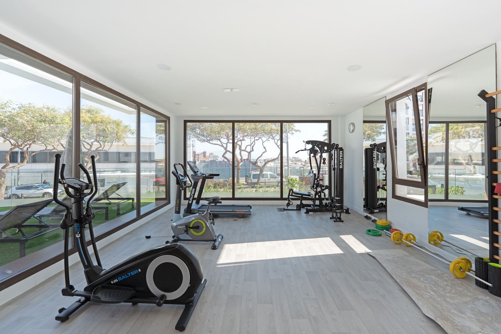 3 sypialnia Penthouse na sprzedaż w Estepona z basenem garażem - 895 000 € (Ref: 9861815)