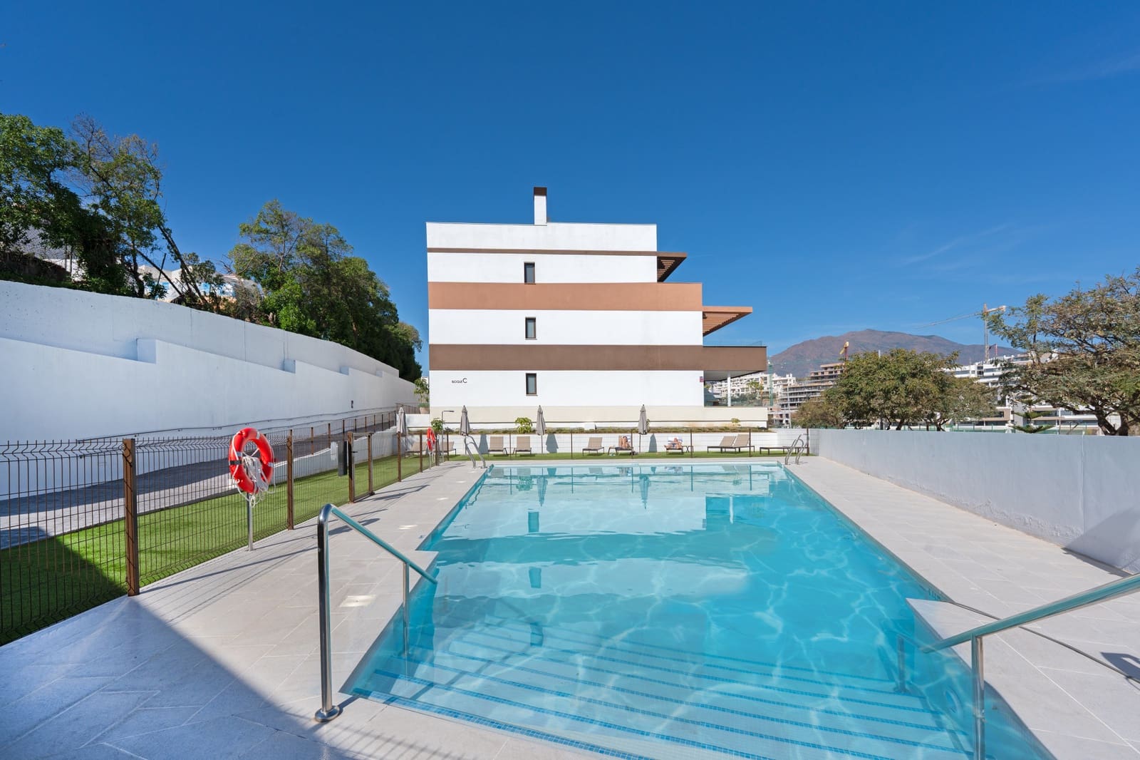 3 sypialnia Penthouse na sprzedaż w Estepona z basenem garażem - 895 000 € (Ref: 9861815)