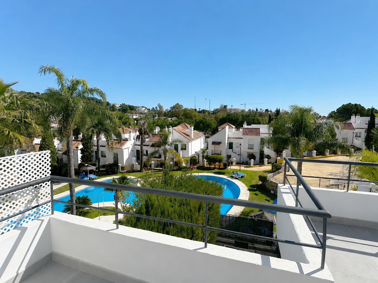 2 soverom Leilighet til salgs i Marbella med svømmebasseng garasje - € 460 000 (Ref: 9881601)