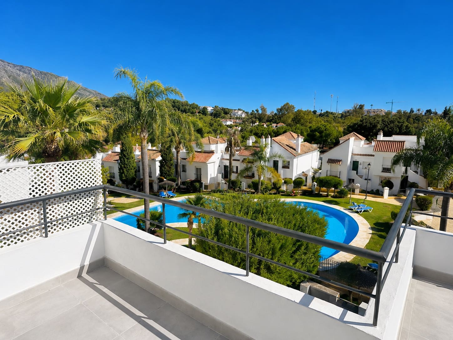 2 soverom Leilighet til salgs i Marbella med svømmebasseng garasje - € 460 000 (Ref: 9881601)