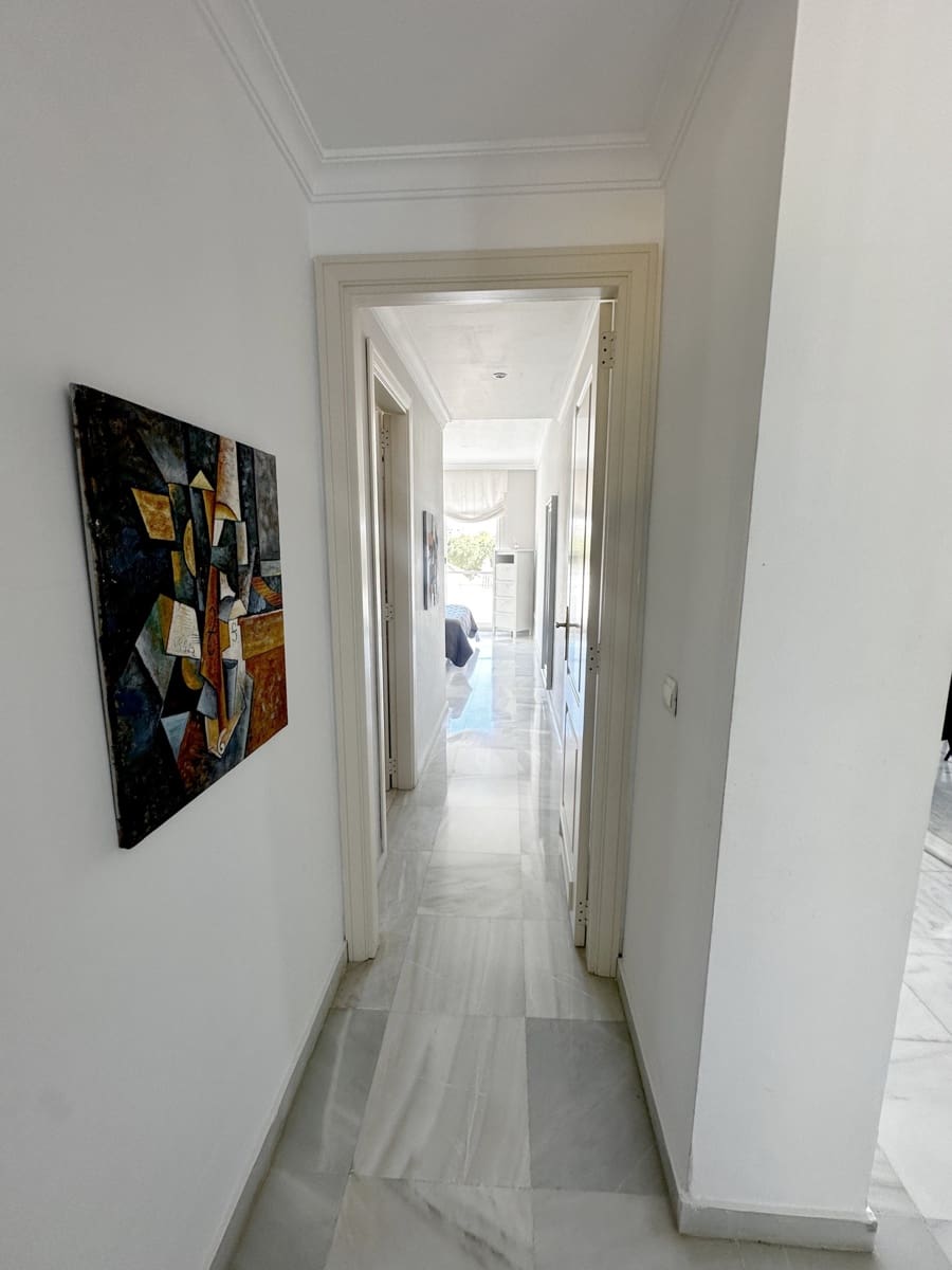 2 soverom Leilighet til salgs i Marbella med svømmebasseng garasje - € 460 000 (Ref: 9881601)