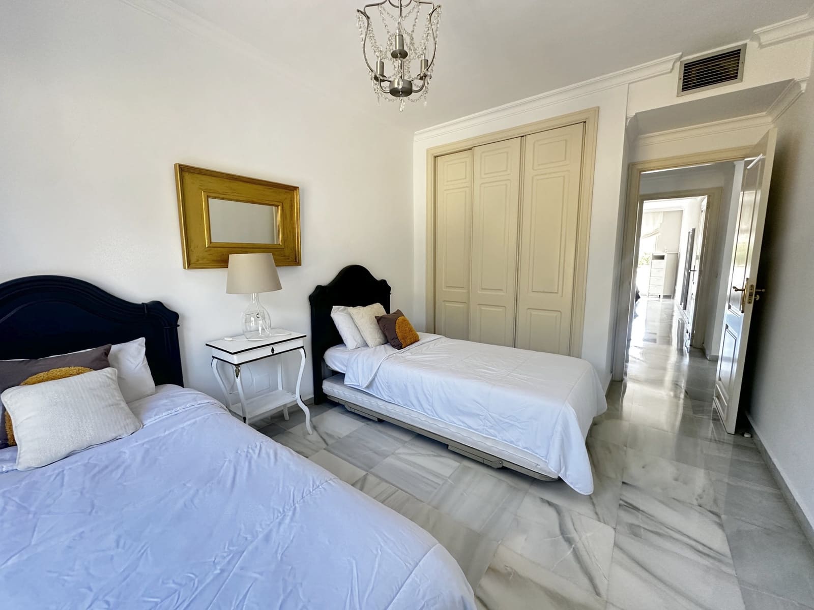 2 soverom Leilighet til salgs i Marbella med svømmebasseng garasje - € 460 000 (Ref: 9881601)