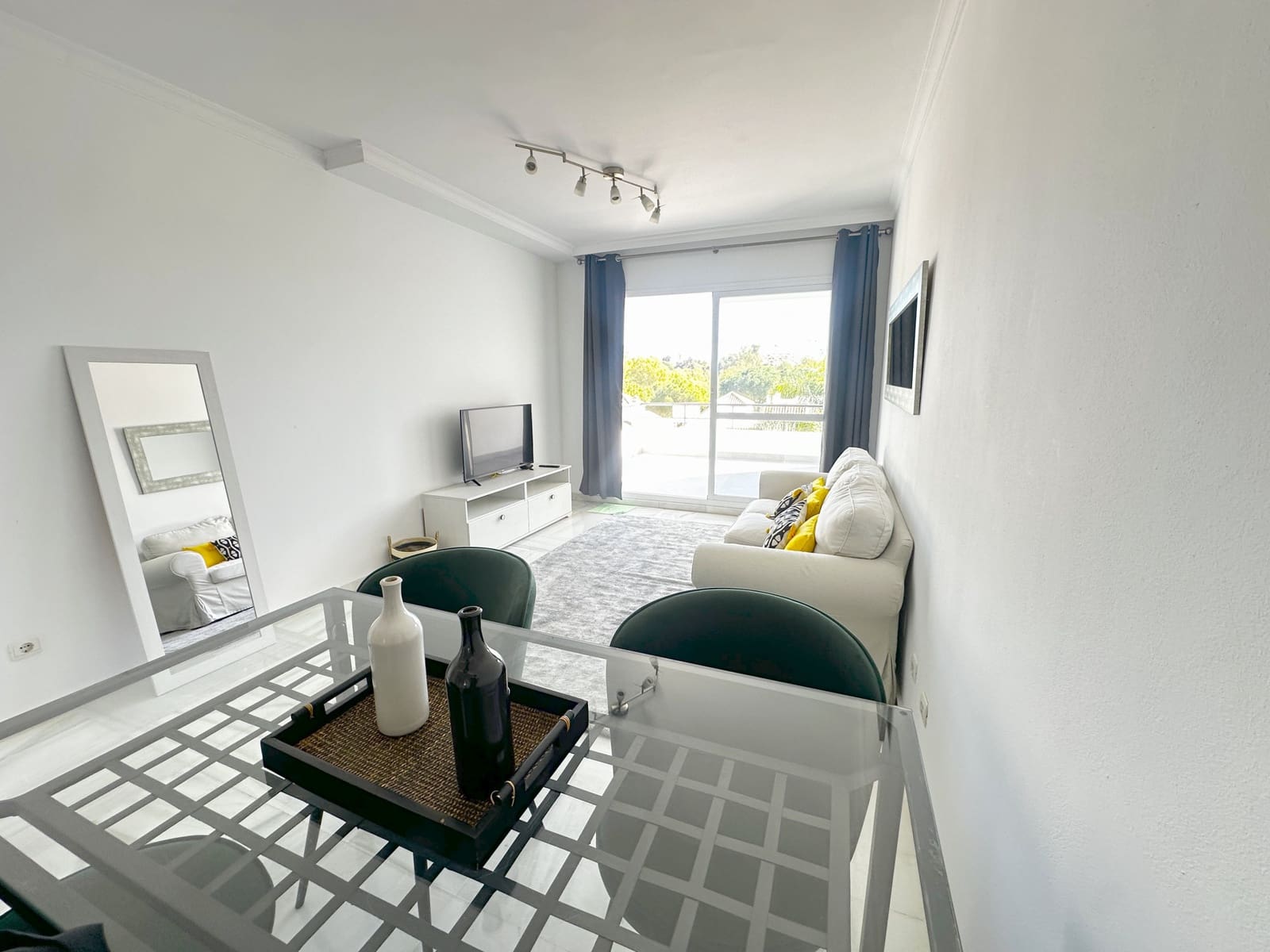 2 soverom Leilighet til salgs i Marbella med svømmebasseng garasje - € 460 000 (Ref: 9881601)