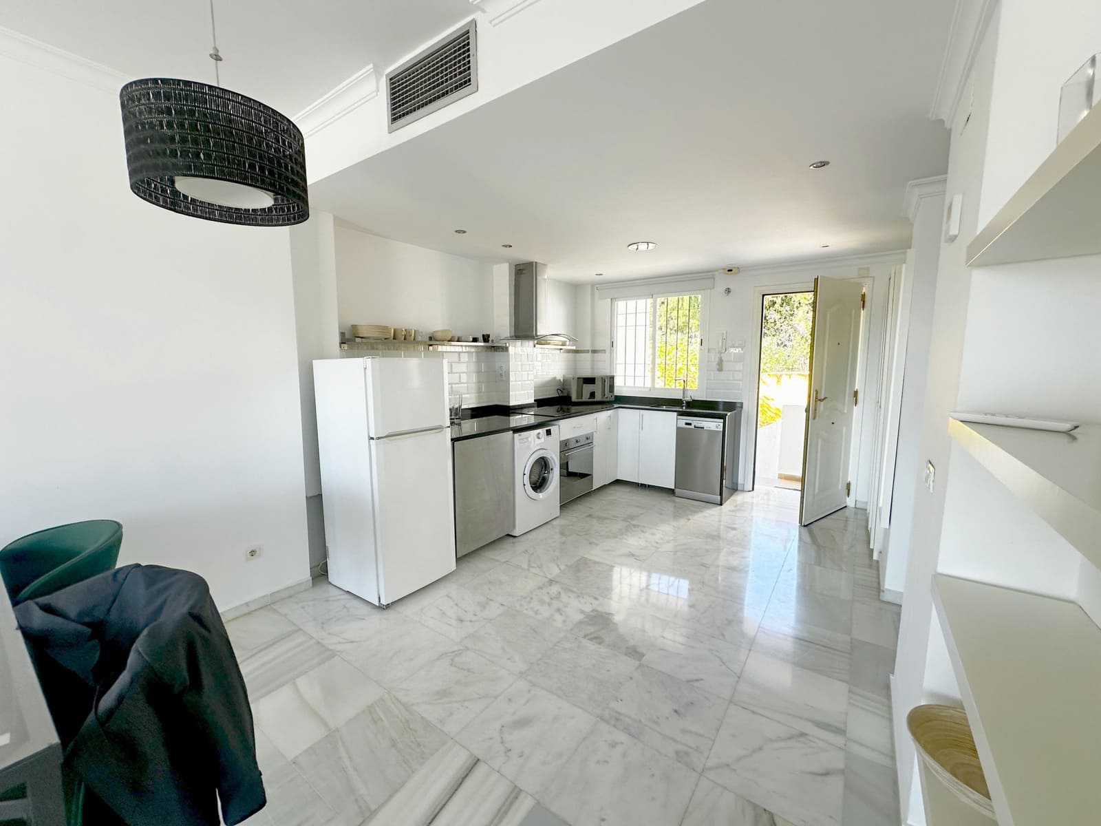 2 soverom Leilighet til salgs i Marbella med svømmebasseng garasje - € 460 000 (Ref: 9881601)