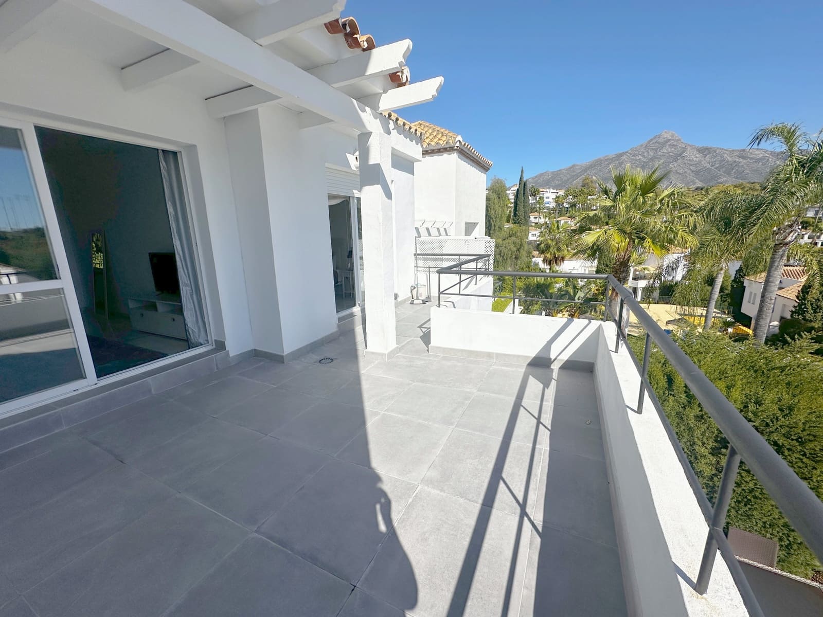 2 soverom Leilighet til salgs i Marbella med svømmebasseng garasje - € 460 000 (Ref: 9881601)