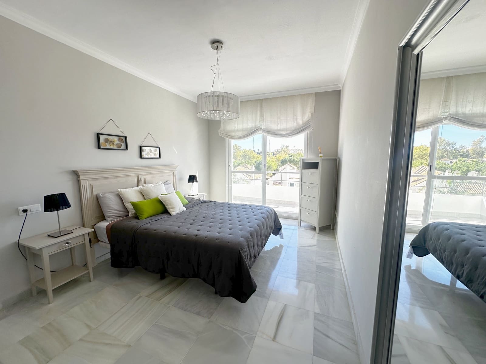 2 soverom Leilighet til salgs i Marbella med svømmebasseng garasje - € 460 000 (Ref: 9881601)