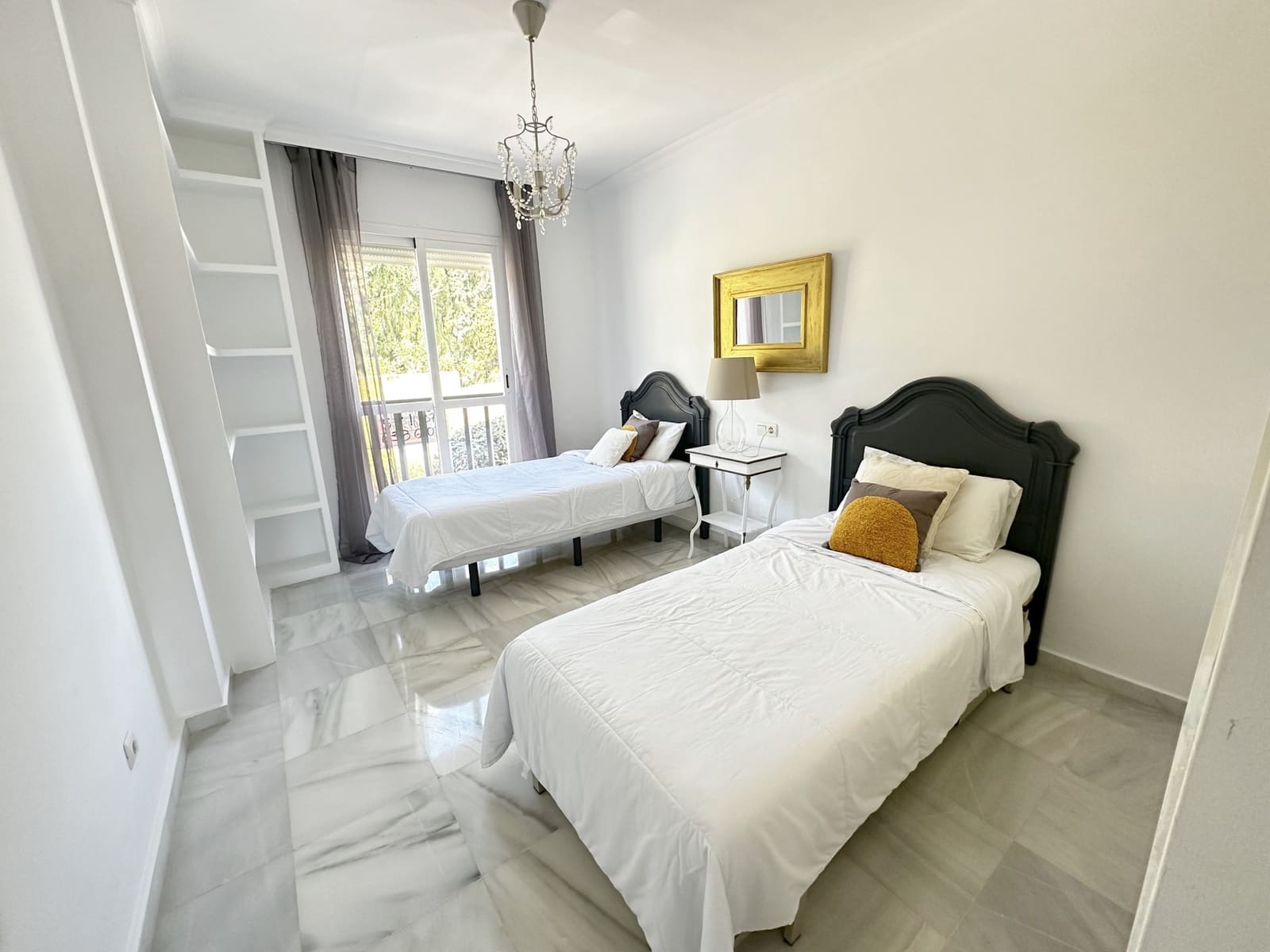 2 soverom Leilighet til salgs i Marbella med svømmebasseng garasje - € 460 000 (Ref: 9881601)