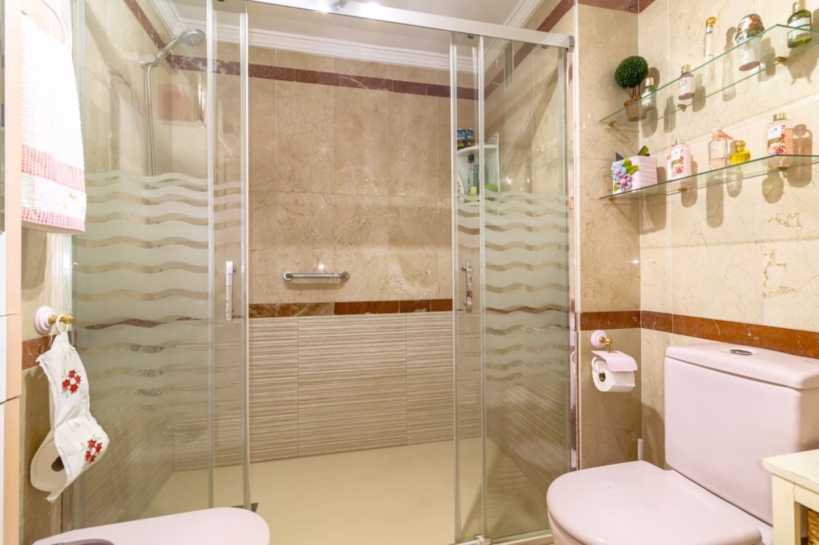 Apartamento de 3 habitaciones en Estepona en venta - 650.000 € (Ref: 9881604)