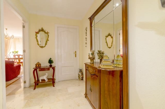 Apartamento de 3 habitaciones en Estepona en venta - 650.000 € (Ref: 9881604)