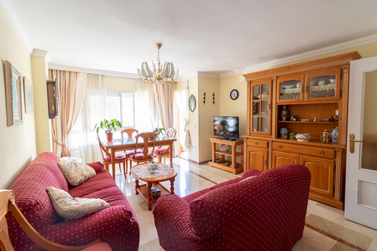 Apartamento de 3 habitaciones en Estepona en venta - 650.000 € (Ref: 9881604)