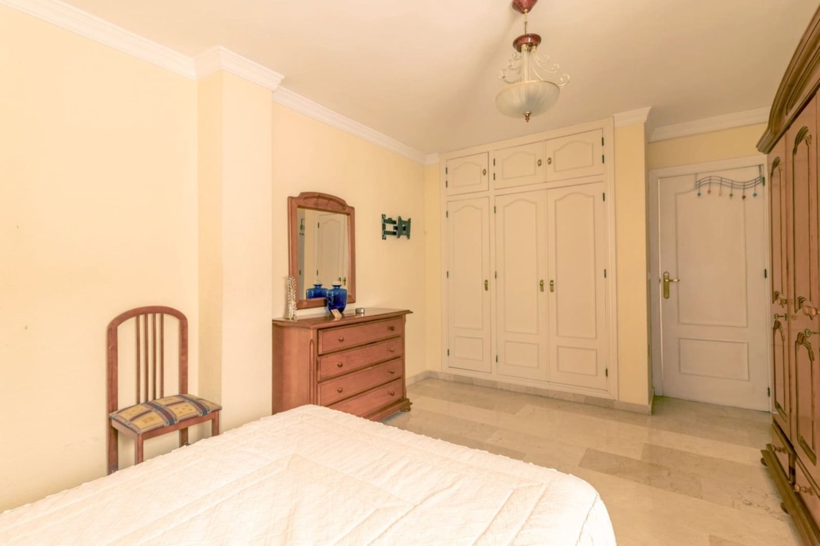 Apartamento de 3 habitaciones en Estepona en venta - 650.000 € (Ref: 9881604)