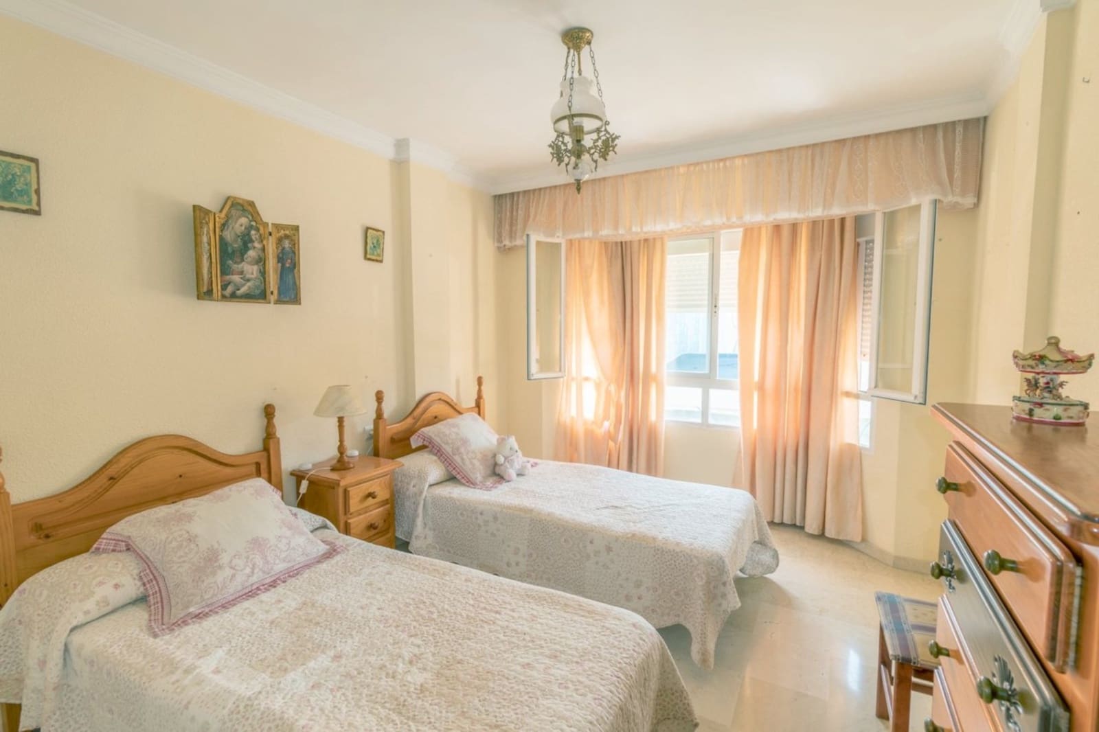 Apartamento de 3 habitaciones en Estepona en venta - 650.000 € (Ref: 9881604)