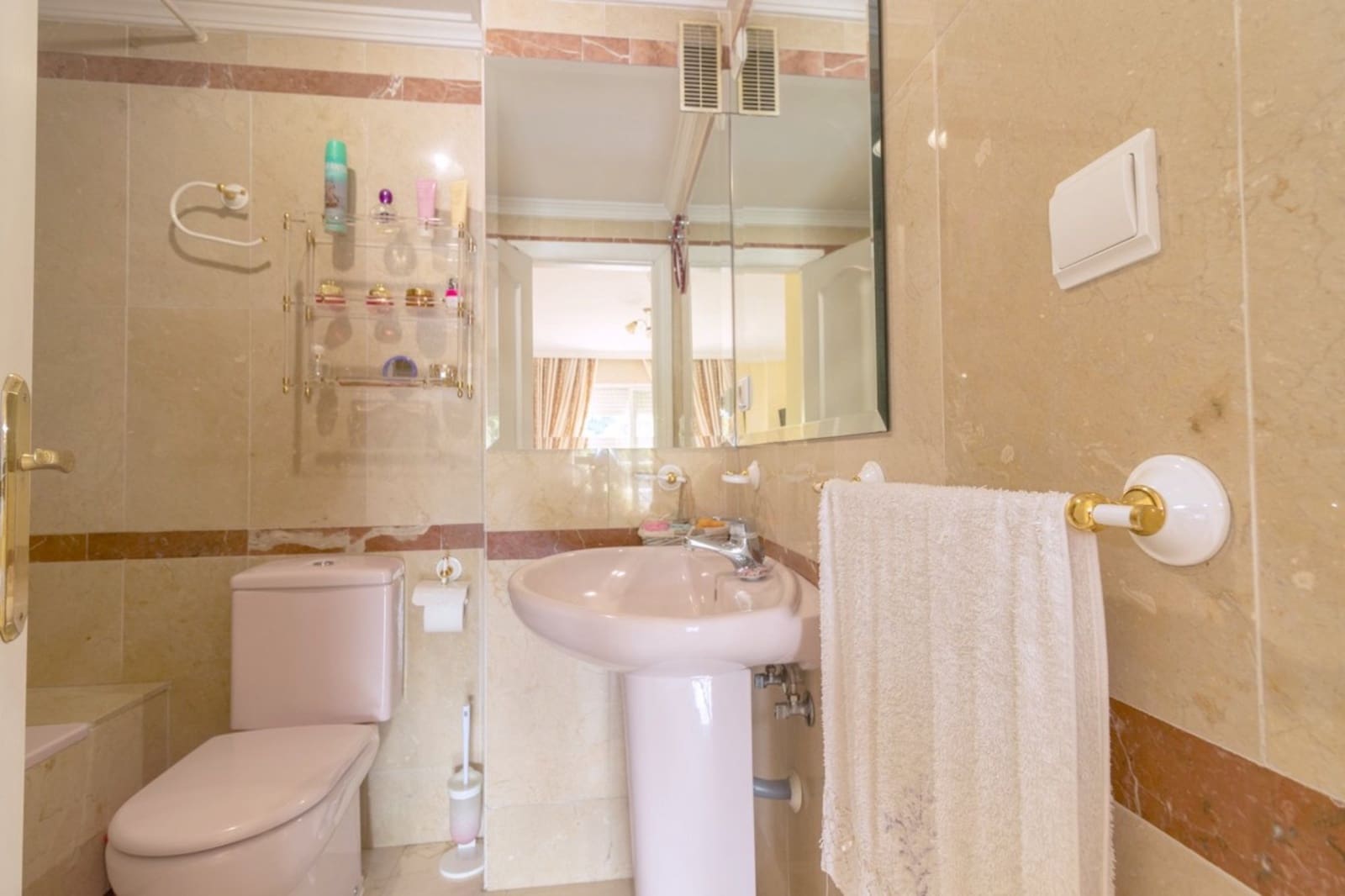Apartamento de 3 habitaciones en Estepona en venta - 650.000 € (Ref: 9881604)