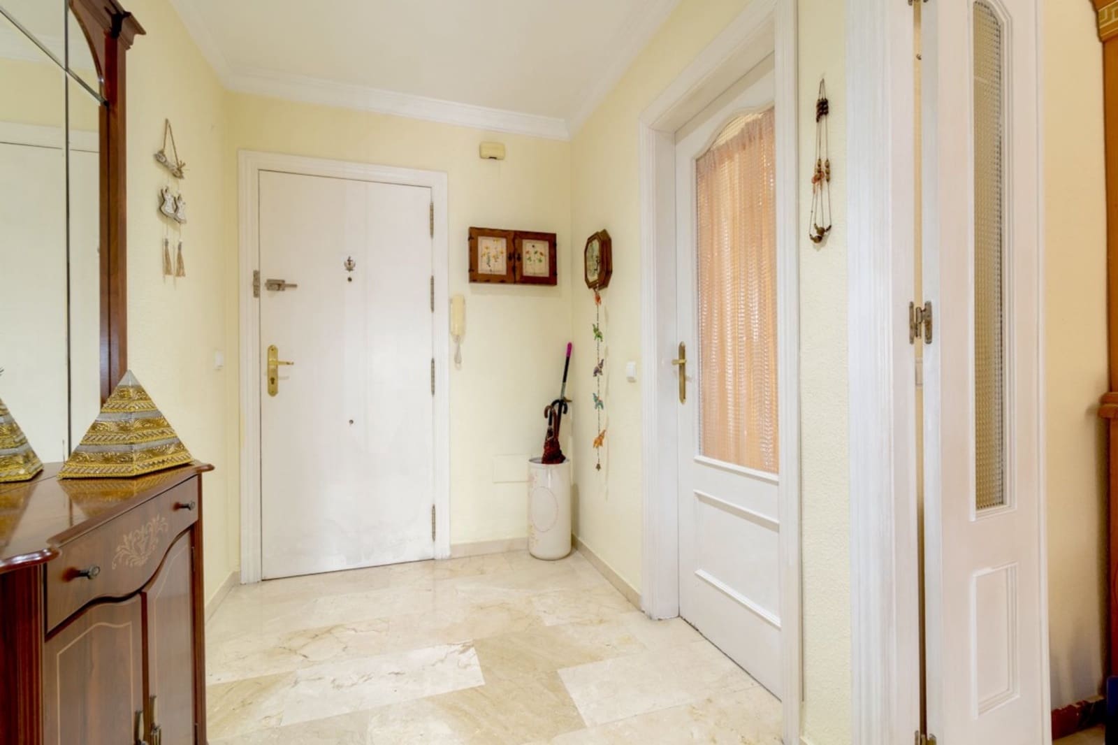 Apartamento de 3 habitaciones en Estepona en venta - 650.000 € (Ref: 9881604)