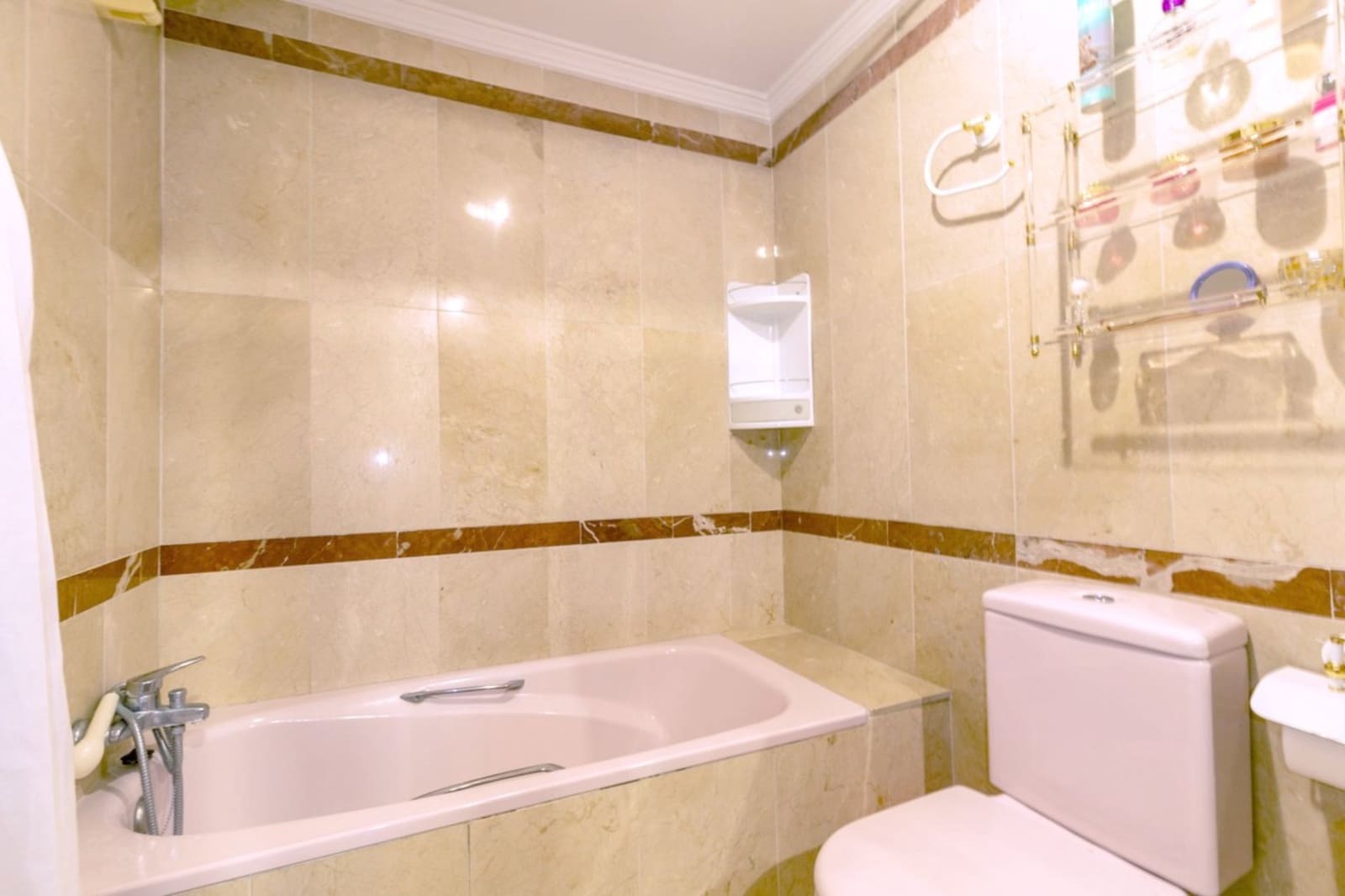 Apartamento de 3 habitaciones en Estepona en venta - 650.000 € (Ref: 9881604)